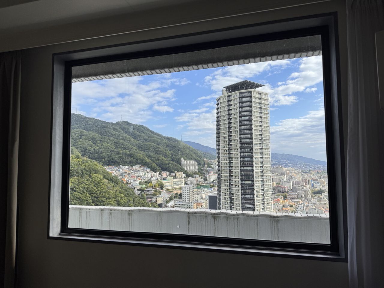 ANA 皇冠假日酒店房間窗外的六甲山與市區景色