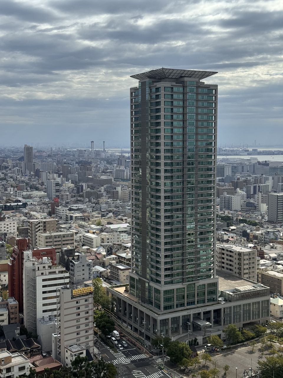 從房間看到的神戶市區高樓與遠方海岸